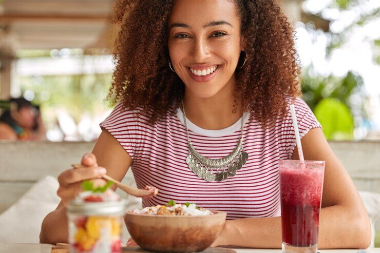 Cómo preparar desayunos saludables con frutas en tu cafetería